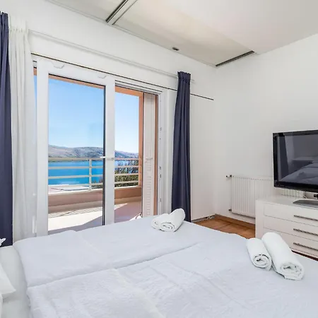5 Bedroom Awesome In Pag Feriehus