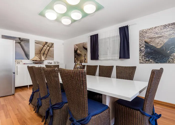 בית נופש 5 Bedroom Awesome In Pag *