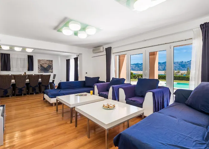בית נופש 5 Bedroom Awesome In Pag *