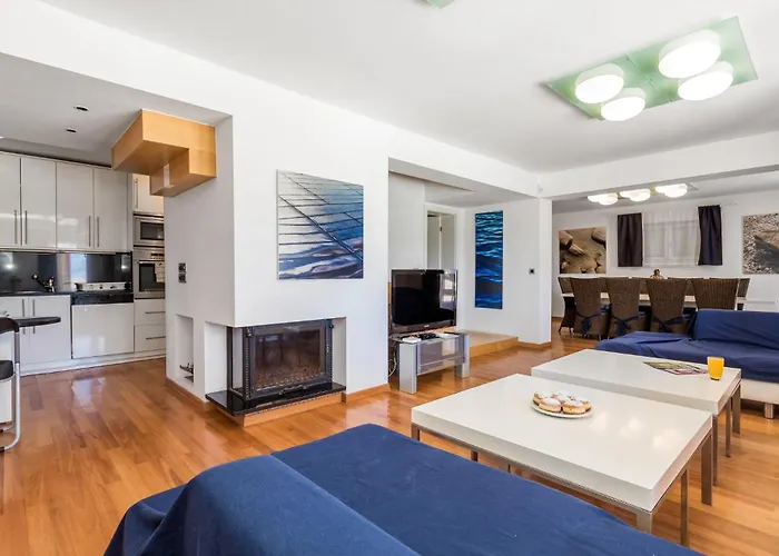 בית נופש 5 Bedroom Awesome In Pag *