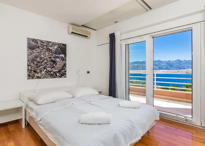 בית נופש 5 Bedroom Awesome In Pag *