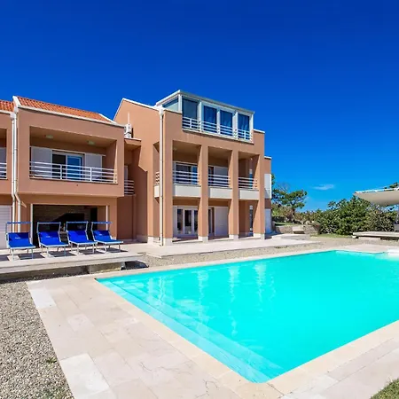Tatil Evi In Pag With Outdoor Swimming Pool Bosana